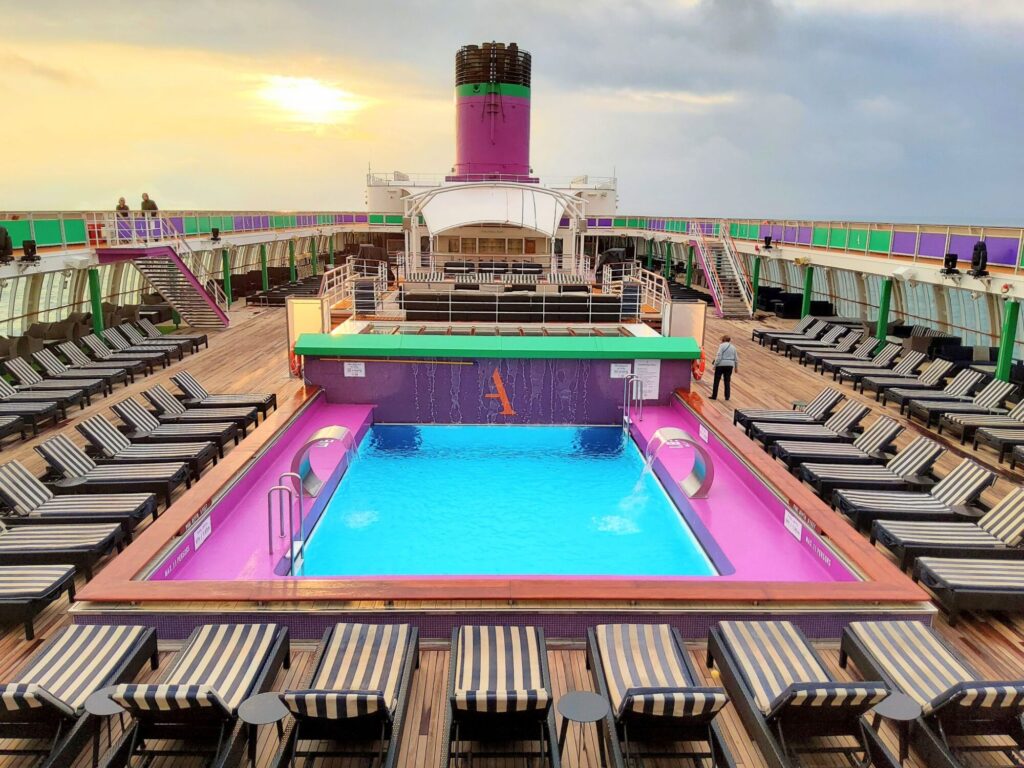 COLOURS OF THE CRUISE_Helen Hillman